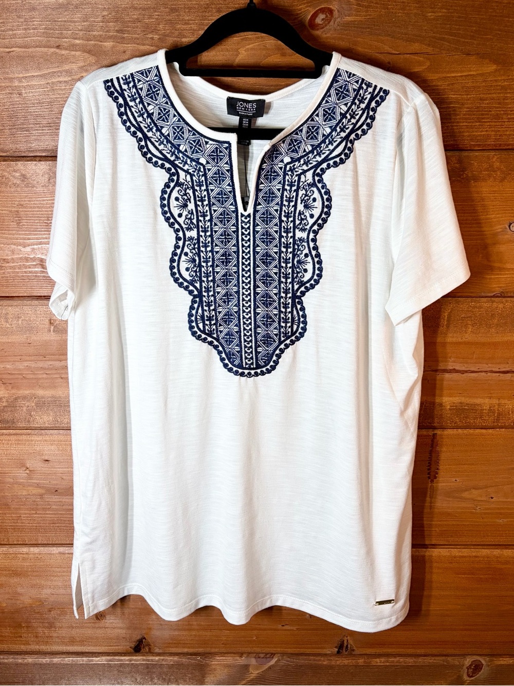 Jones New York White Short Sleeve Top With Navy Embroidery Size Medium 💕💙